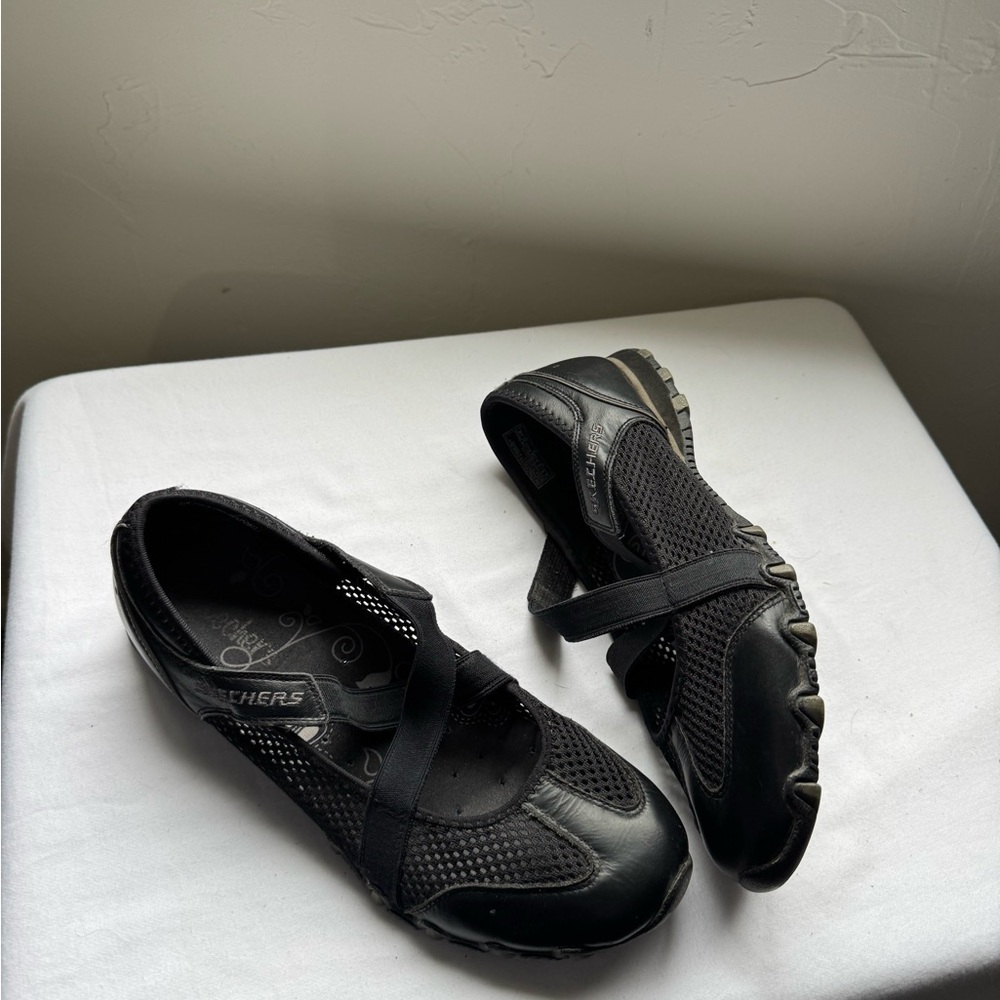 Skechers Slip-on Shoes Mesh Upper,Leather overlays, crisscross elastic straps8.5